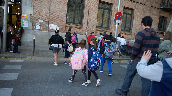 Varios niños van al colegio a pesar de la cancelación de las clases / EUROPA PRESS