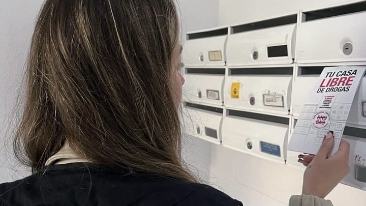 Buzoneo de 15.000 dípticos contra las drogas en pisos de la Agencia de Vivienda Social / Comunidad de Madrid