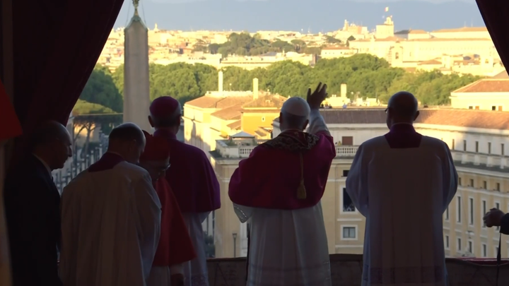 El Papa León XIV saluda desde el Vaticano / EFE