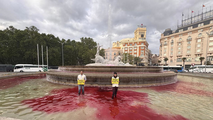 Activistas de Greenpeace tiñen de rojo la fuente de Neptuno / Efe