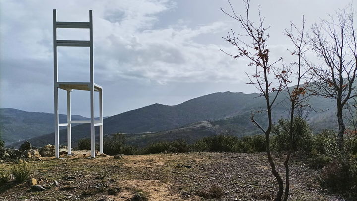 Silla gigante del Valle de los Sueños en Puebla de la Sierra / Comunidad de Madrid