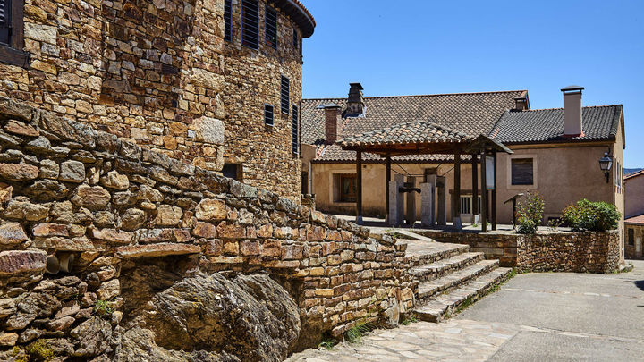 Potro de herrar en Horcajuelo de la Sierra / Comunidad de Madrid