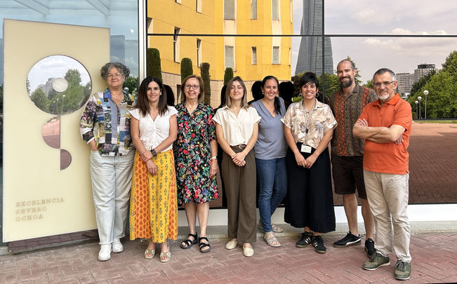 Desde la izda, Núria Malats, Evangelina López de Maturana, Sagrario Ortega, Cristina Bodas, Irene Felipe, Ana Cayuela, Jaime Martínez y Francisco X. Real. / PILAR GIL / CNIO