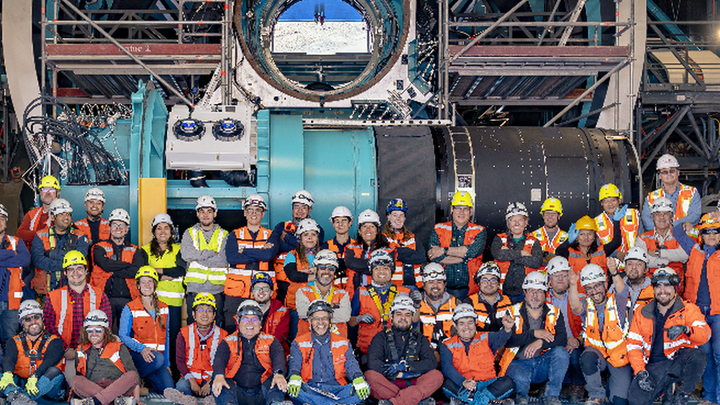 Parte del equipo del Observatorio Rubin posa delante de la cámara astronómica / NSF-DOE / VERA RUBIN OBSERVATORY