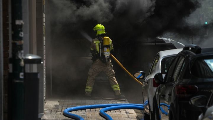 Un bombero trabaja durante un incendio en la avenida del Puerto, en Valencia / EUROPA PRESS