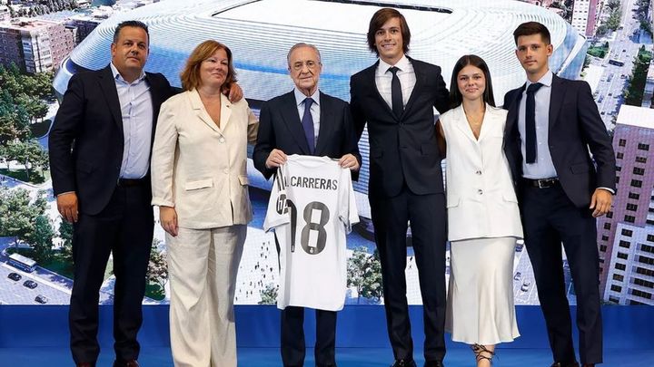 Alvaro Carreras junto a su familia y Florentino Pérez / REAL MADRID