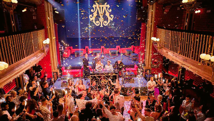 Gente bailando en el interior del Teatro Magno / Teatro Magno