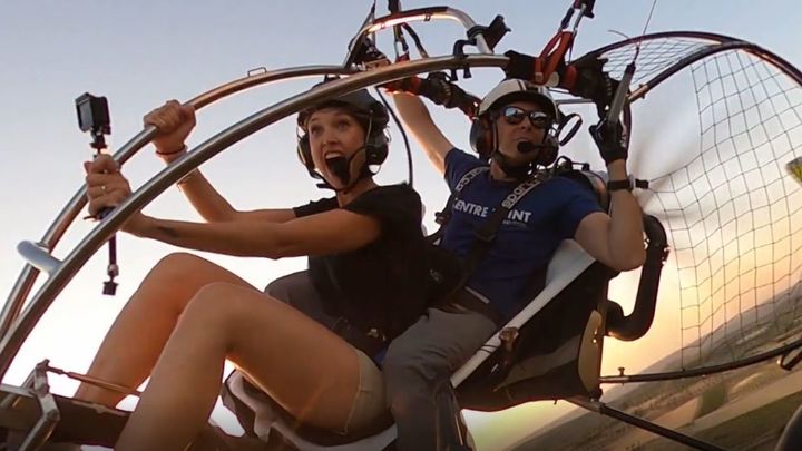 Sasu sobrevuela Chinchón en paramotor / TELEMADRID