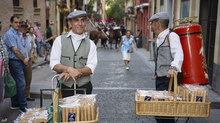 Dos hombres vestidos de chulapos en la procesión del santo de San Lorenzo / EUROPA PRESS