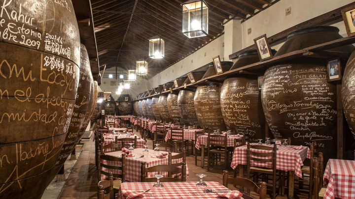 Interior del Mesón Cuevas del Vino / ARCHIVO