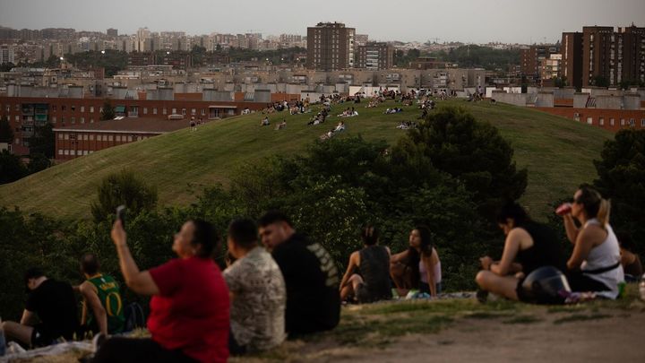 Varias personas observan el atardecer en el Cerro del Tío Pío / EUROPA PRESS