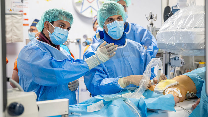 El reputado cardiólogo pediatra estadounidense del hospital de Los Ángeles Sanjay Sinha, ha asesorado directamente esta compleja intervención quirúrjica / Hospital Gregorio Marañón