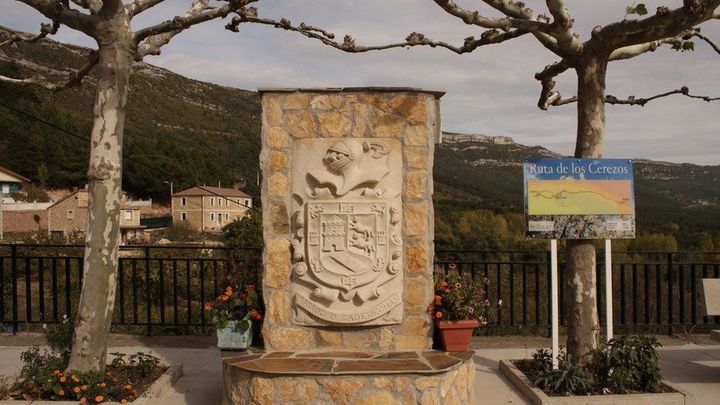 Escudo de Madrid de Caderechas en esta localidad de Burgos / AYTO RUCANDIO
