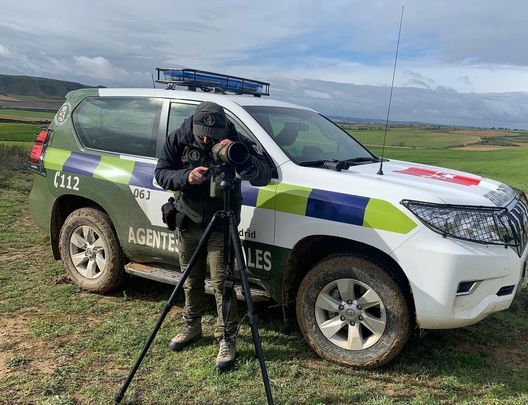 Un agente forestal observa a través de un telescopio / COMUNIDAD DE MADRID
