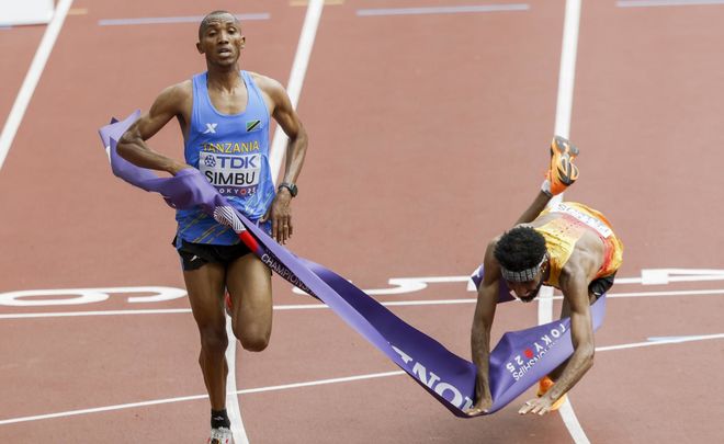 Alphonce Felix Simbu y Amanal Petros / EFE