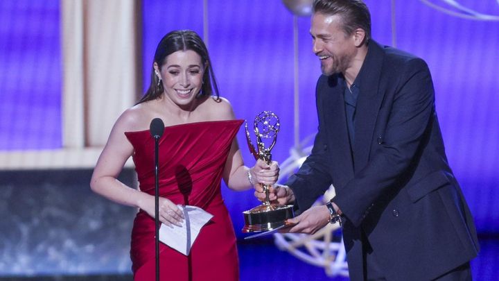 Cristin Milioti recibe el Emmy a mejor actriz principal en una miniserie por The Penguin. / EFE