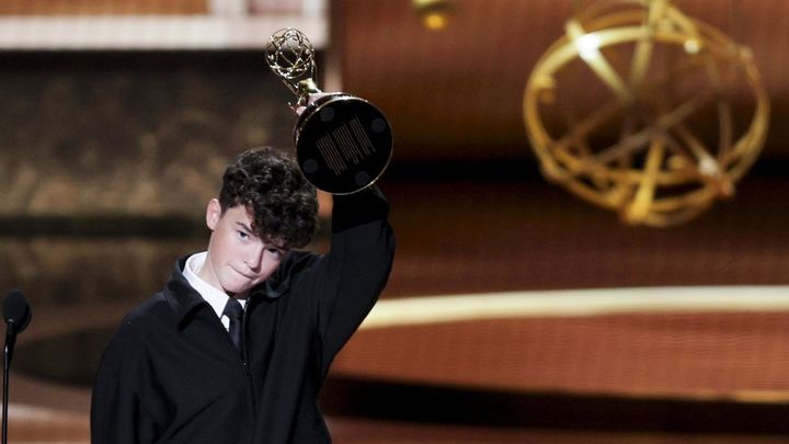 El actor británico Owen Cooper recibe el Emmy a mejor actor de reparto en una miniserie por Adolescence / EFE