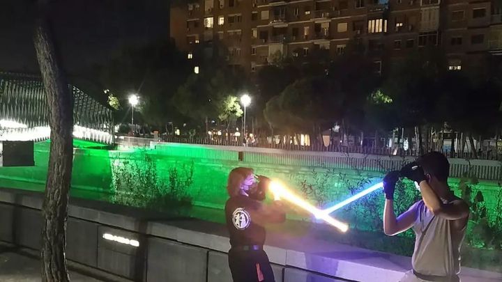 Asistentes con espadas láser / TELEMADRID
