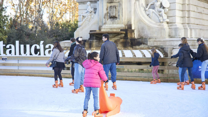 Varias personas patinan en la pista de hielo de ‘La Navideña’, en la plaza de España. / EuropaPress