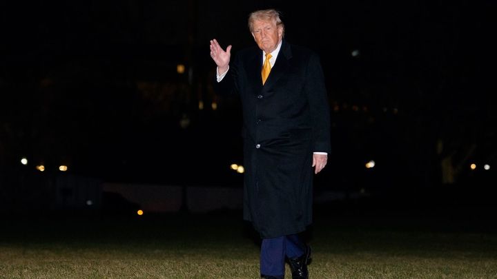 Trump saludando de noche / EUROPA PRESS