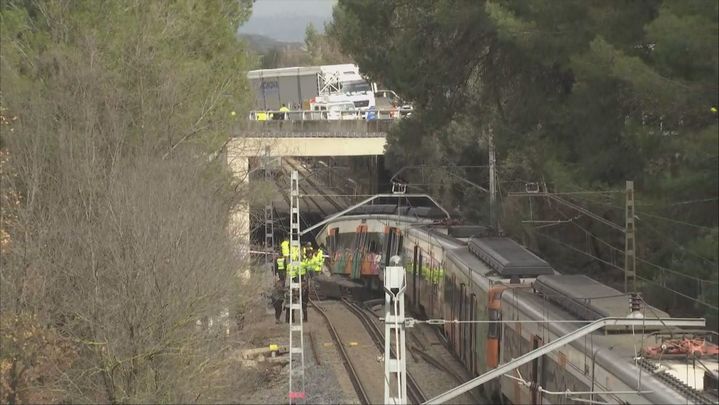 Camiones en la A-7 sobre el puente de Gelida (Barcelona) donde se ha producido  el accidente de Rodalies / Telemadrid