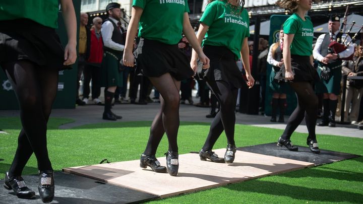 Varias bailarinas durante la presentación oficial del desfile de San Patricio 2026 / EUROPA PRESS