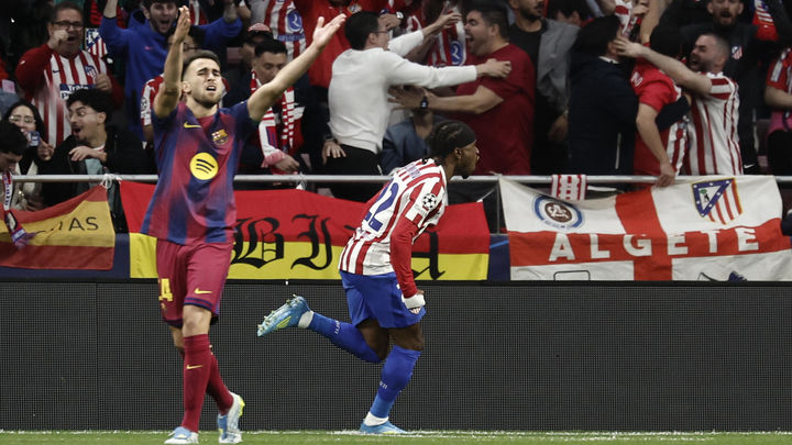 Lookman marca ante el Barcelona / EFE