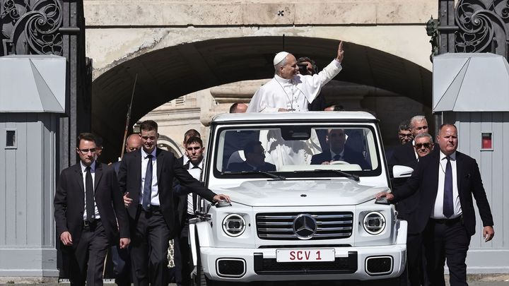 León XIV saluda desde el 'papamóvil' / EUROPA PRESS