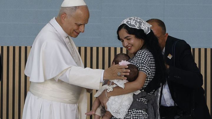 Una mujer migrante saluda al Papa / EUROPA PRESS