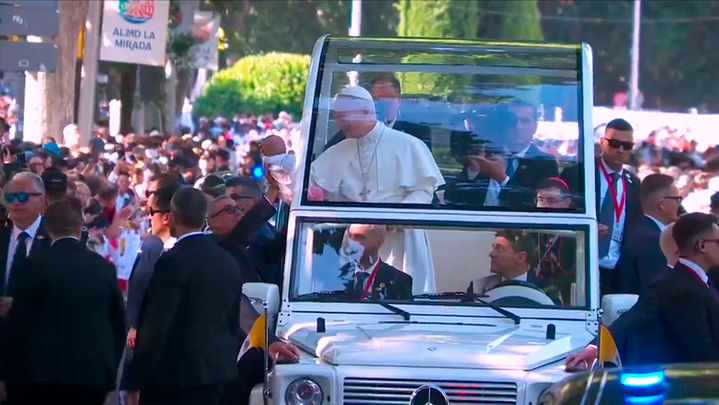 El papa llega en papamóvil a Cibeles para celebrar la multitudinaria misa / REDACCION