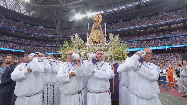 La imagen de La Almudena procesionando en el Bernabéu / TELEMADRID
