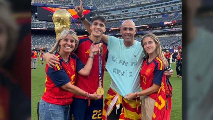 Pau Cubarsí junto a su familia / TELEMADRID