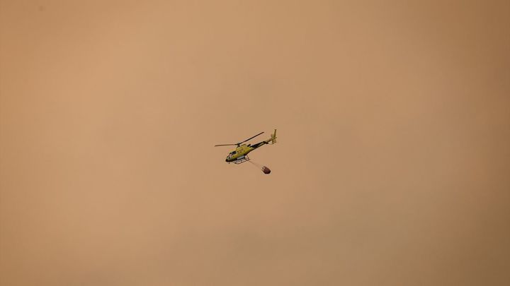 Un helicóptero colabora en la extinción del fuego, a 23 de julio de 2026, en San Martín de Valdeiglesias, / EUROPA PRESS