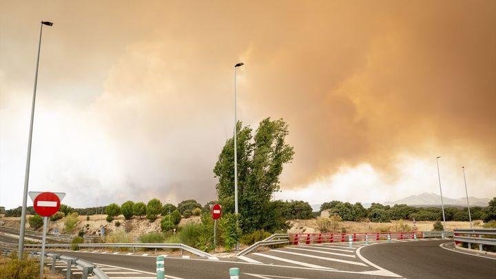 Carretera cortada en Chapinería por el incendio de la sierra oeste de Madrid / AGENCIAS