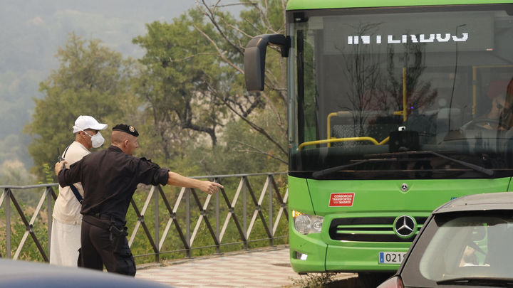 Un vecino evacuado en un autobús interuebano / EFE