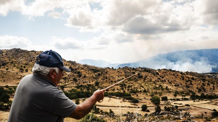 Una persona señala dónde está el incendio / EUROPA PRESS