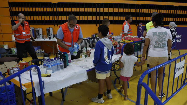 Decenas de personas alojadas a primera hora de este domingo en el polideportivo Paco Sedano de Móstoles / EFE