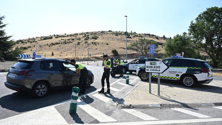 Guardias civiles controlan el acceso por carretera a Robledo de Chavela / EFE