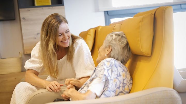 La consejera Ana Dávila, con una persona mayor en una residencia / EUROPA PRESS