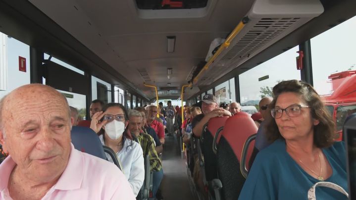 Desalojados por los incendios de Madrid regresan a sus casas en autobús / TELEMADRID
