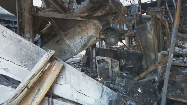 Nave quemada por el incendio de la sierra oeste / TELEMADRID